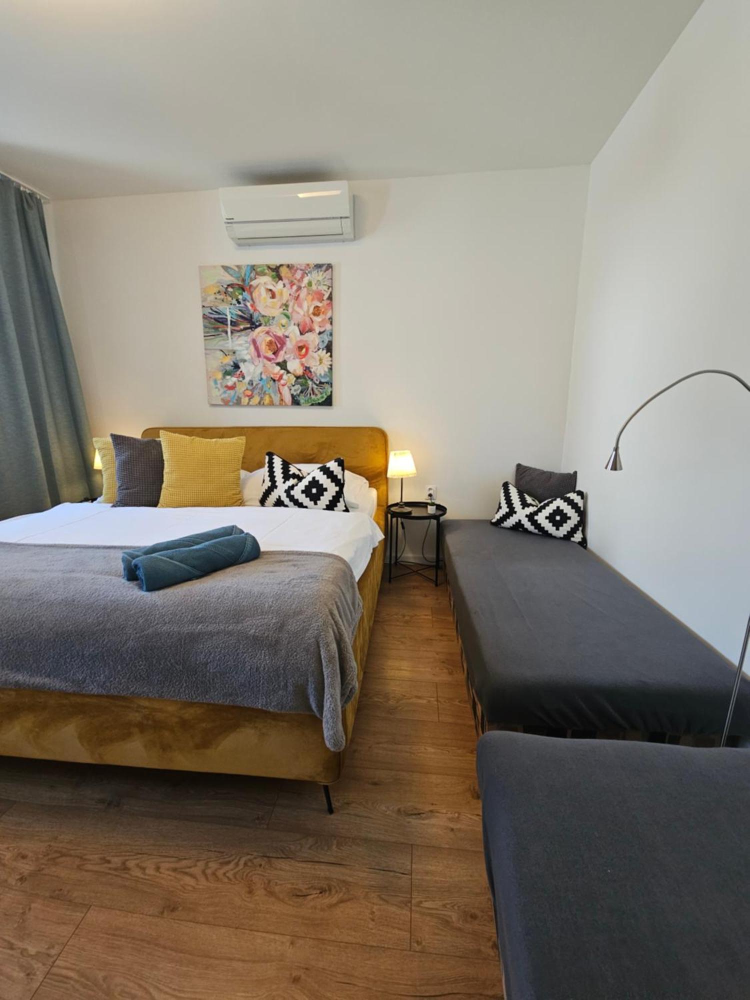 Apartmany Centro & Jacuzzi Пиещани Екстериор снимка